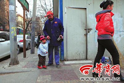 由于沒人照看，爸爸媽媽干活時帶著兩歲多的小韓靈  本報記者 董國梁 攝 