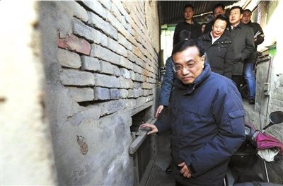 昨天，李克強(qiáng)看望包頭北梁棚戶區(qū)居民。新華社發(fā)